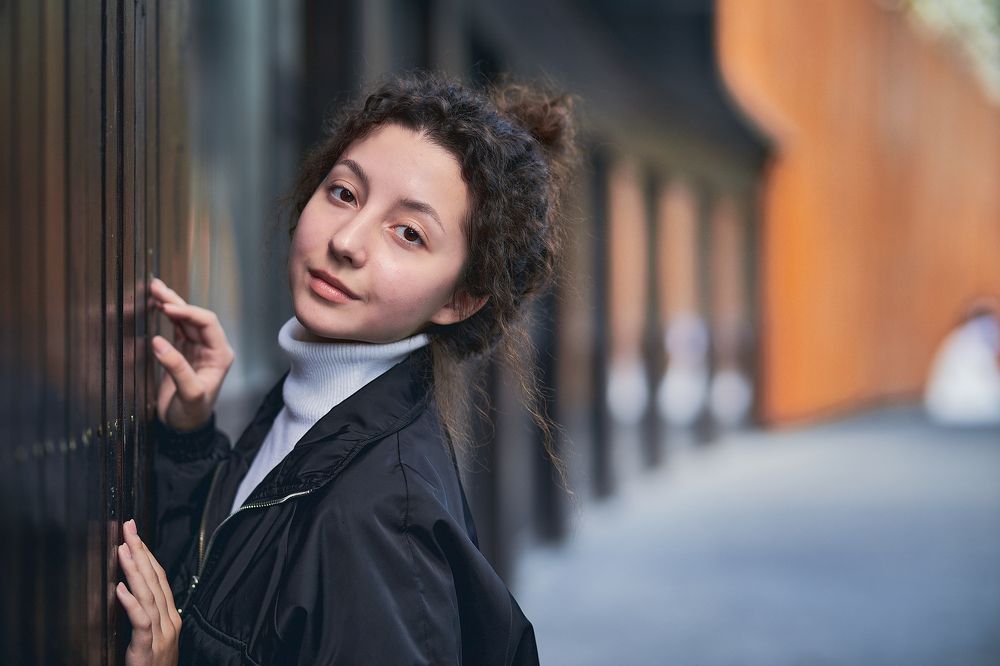 Милая девушка у колон