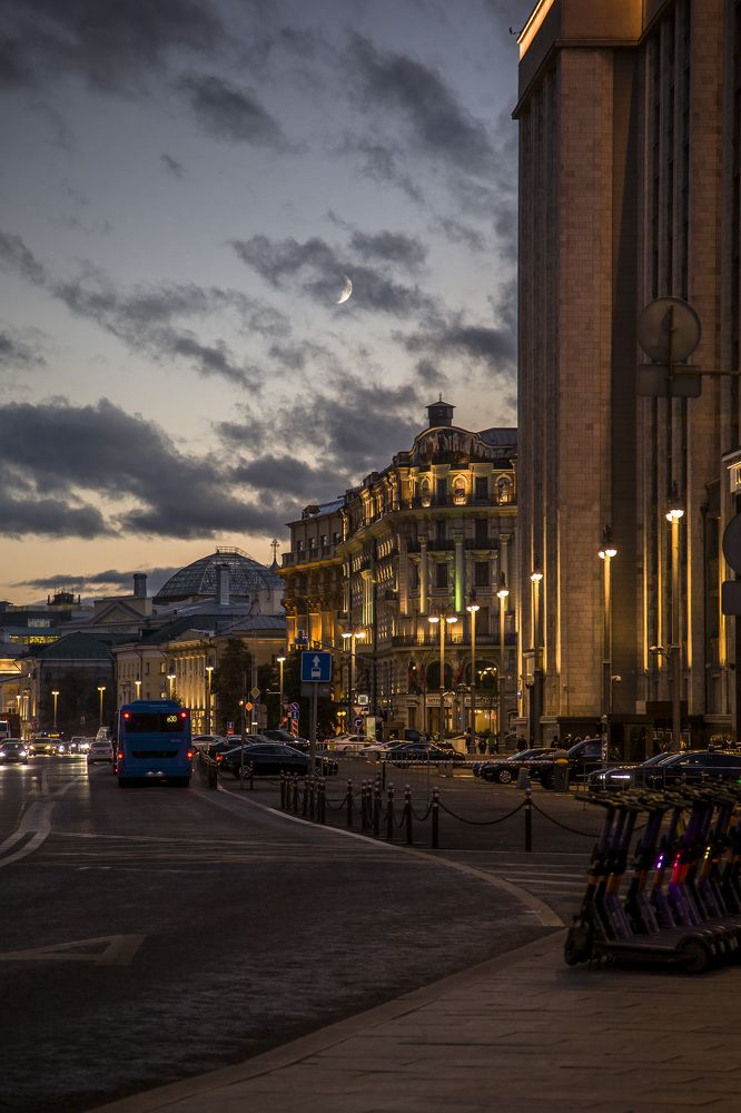 The blue bus is callin' us