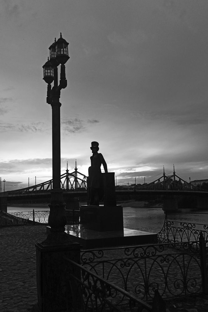 Стоял он дум великих полн