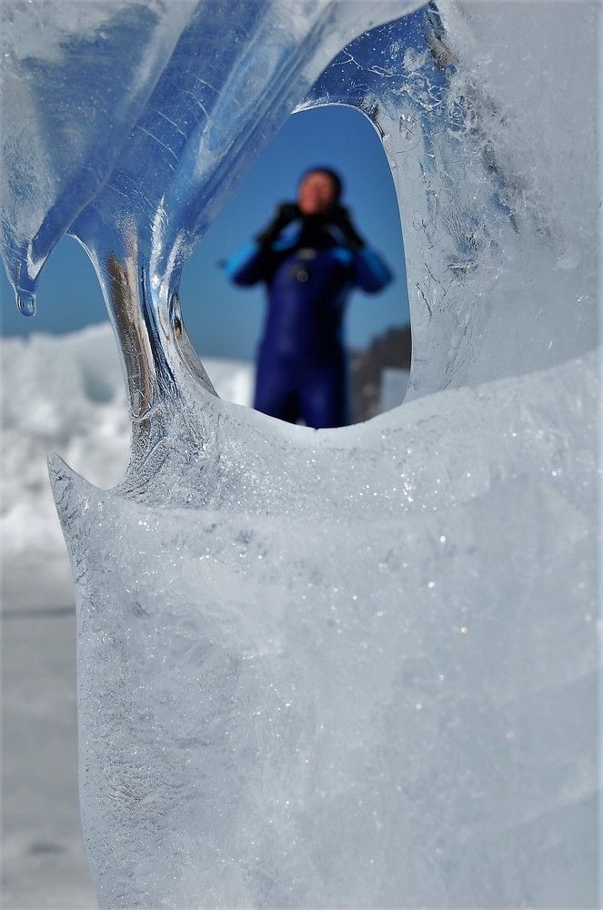 Ледяное око и байкальский дайвер