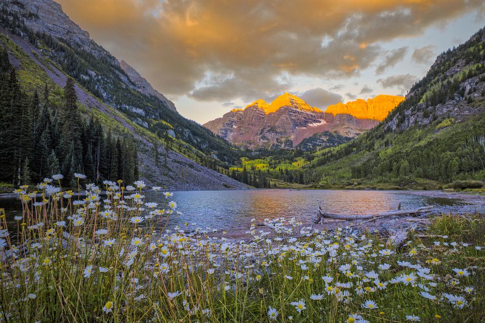 Alpine glow Maroon bells, Colorado, USA