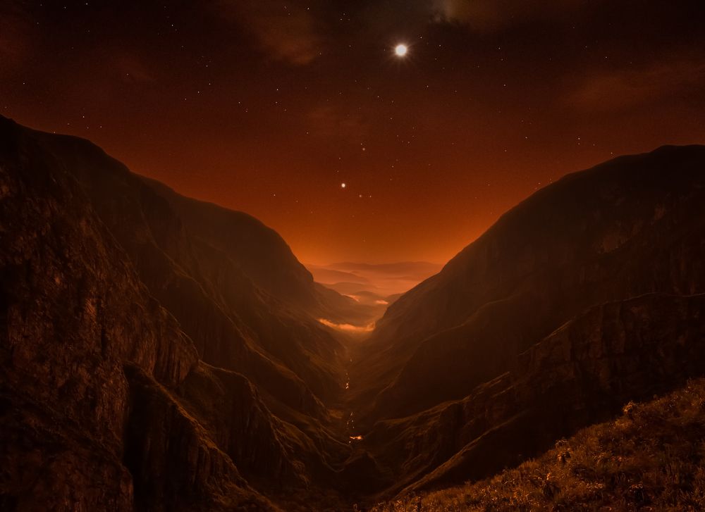 Amanhecer vulcânico no Vale do travessão e conjunção entre Vênus, Marte e Saturno.