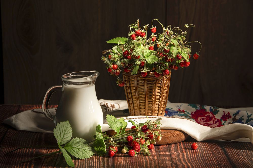 Земляника с молоком.