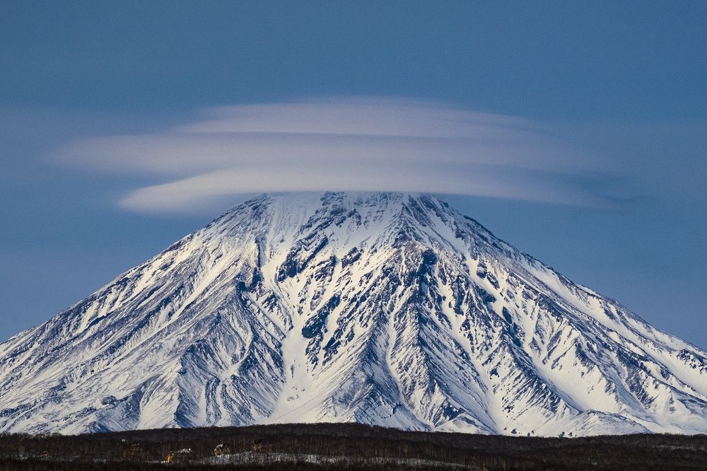 Лентикулярное облако над Корякским вулканом