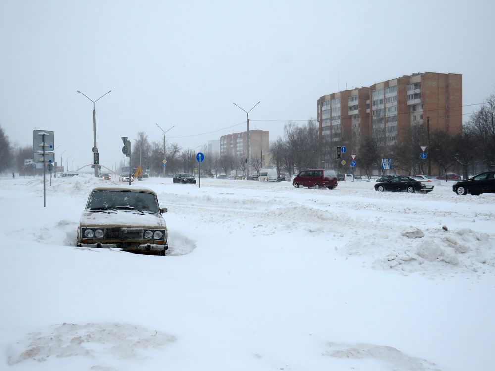 Snow anticyclone Volker. Snow collapse on the roads