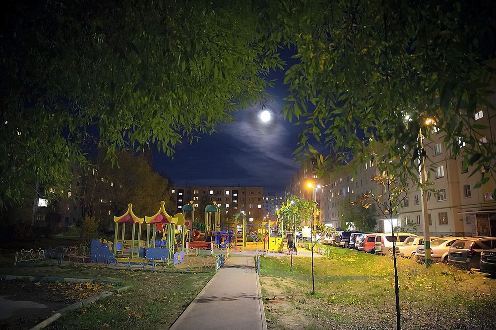 Луна над спящим городом.