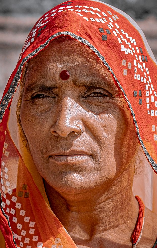 woman under the sun with a burning eye