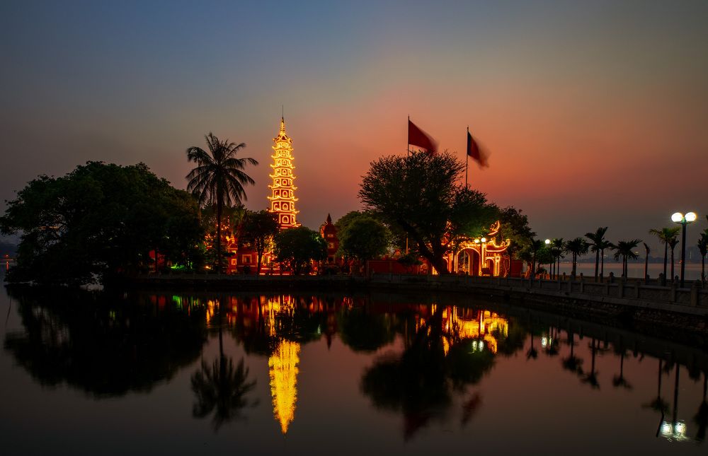 Full moon night at Tran Quoc Pagoda