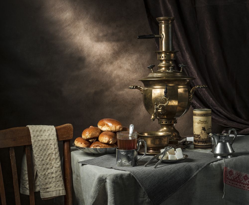 Натюрморт с самоваром и пирожками