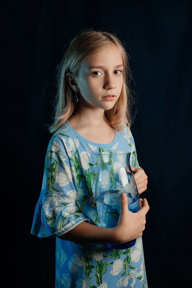 Младшая с кувшином