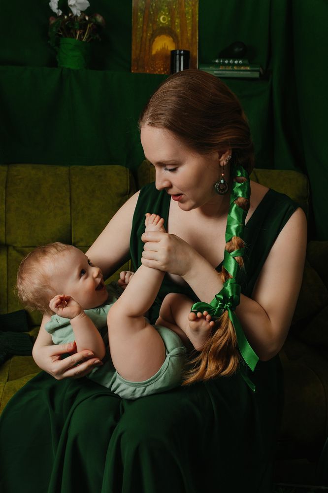 Мадонна с младенцем в зеленом