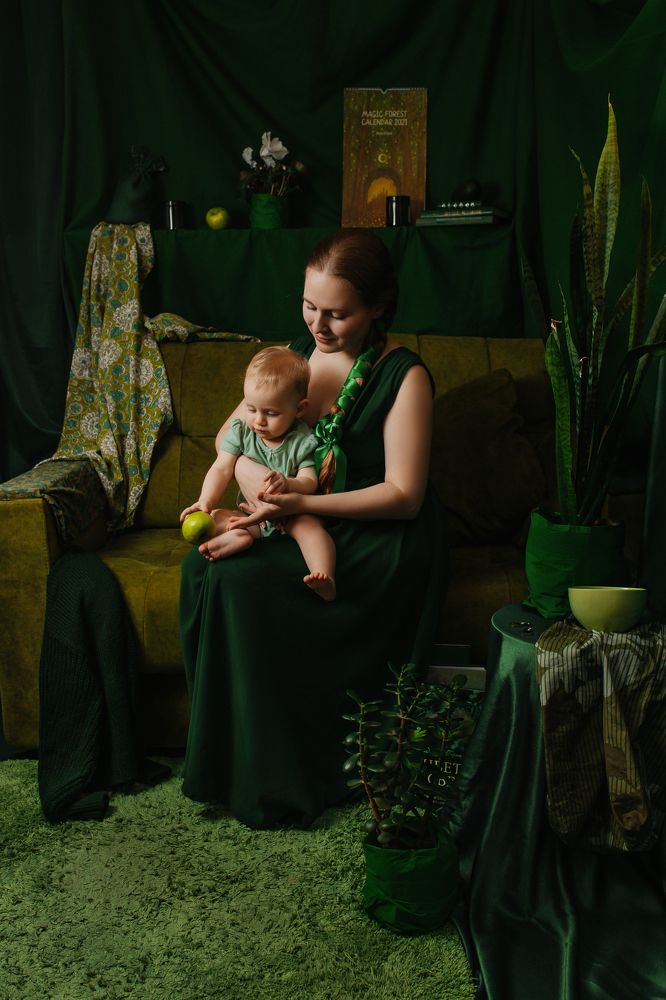 Мадонна с младенцем в зеленом