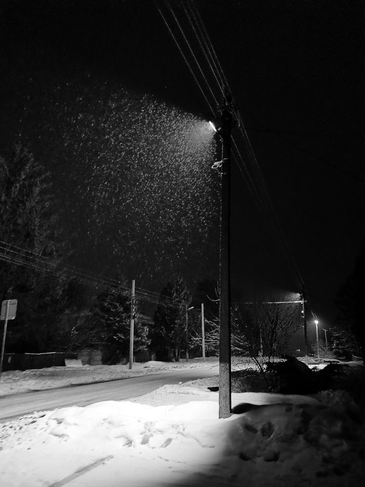 Ночь. Снег. Фонари.