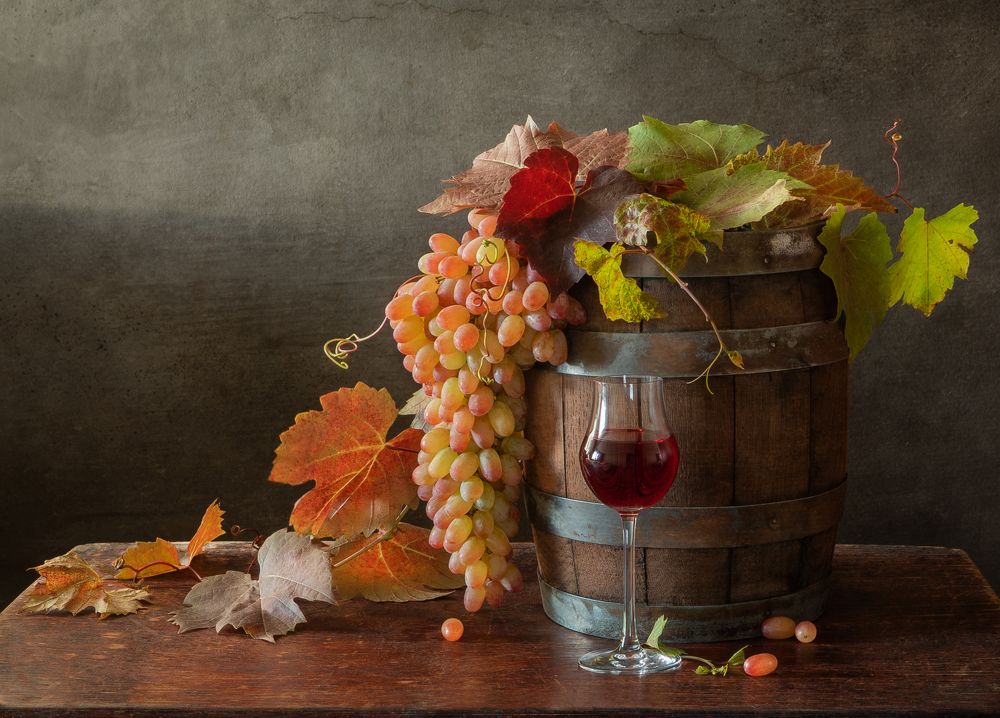 С вином и виноградом.