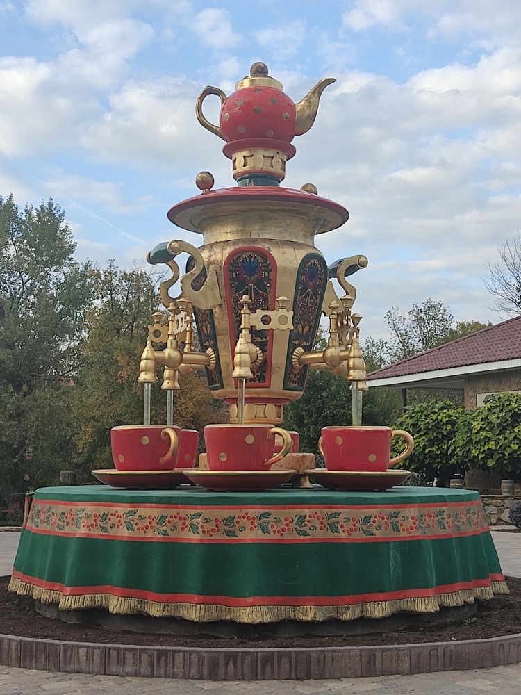 Одинокий фонтан Самовар.