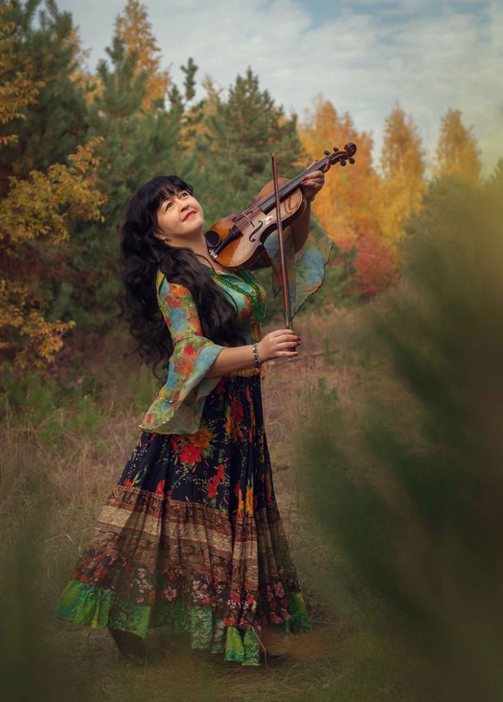 Цыганка в осеннем лесу