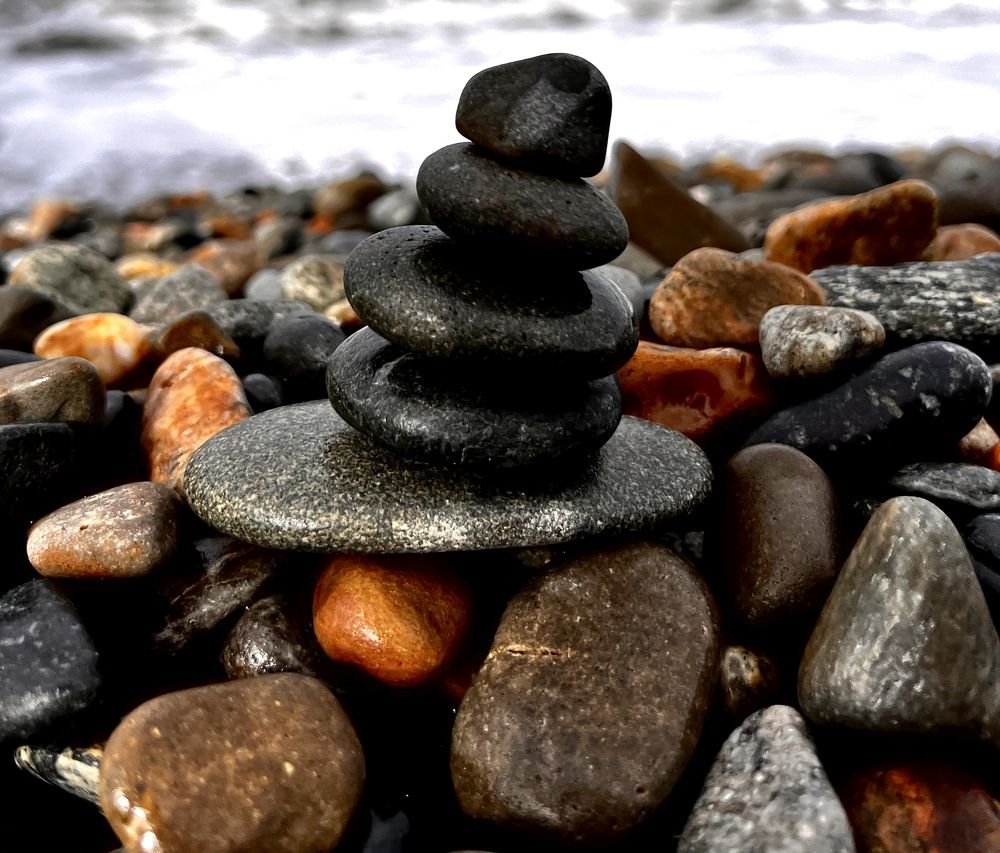 Пирамидка на берегу моря