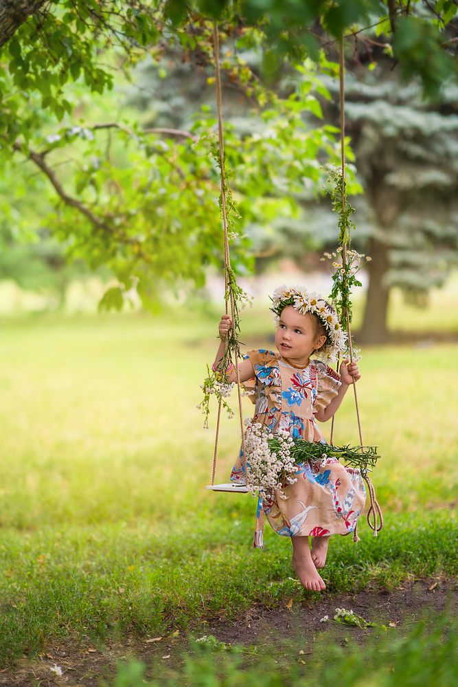 Девочка на качелях