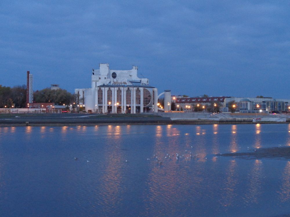 Вид на Драматический Театр в Великом Новгороде