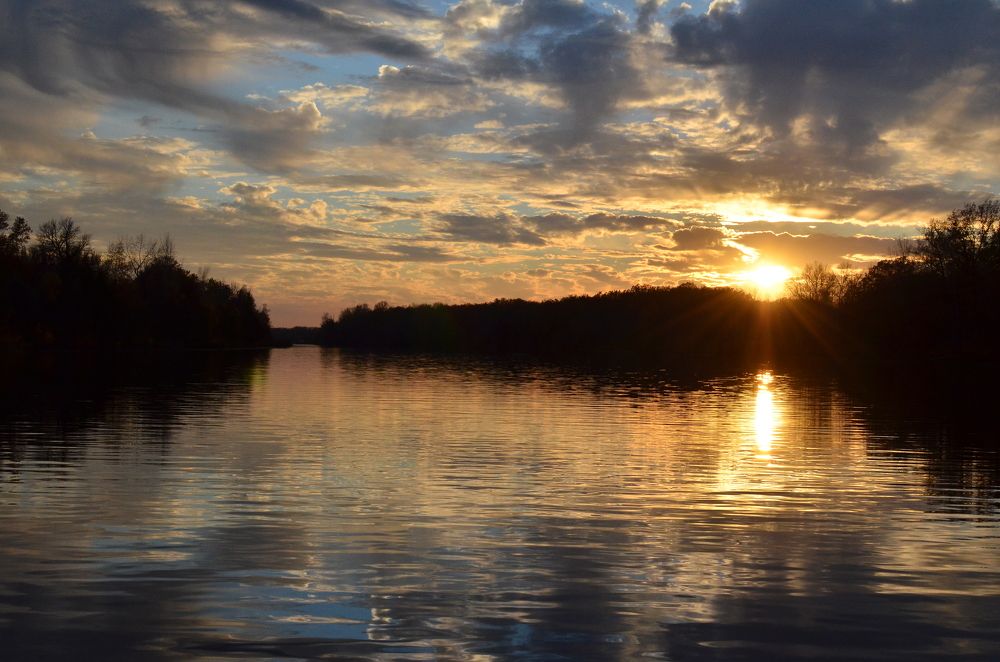 Закат на реке