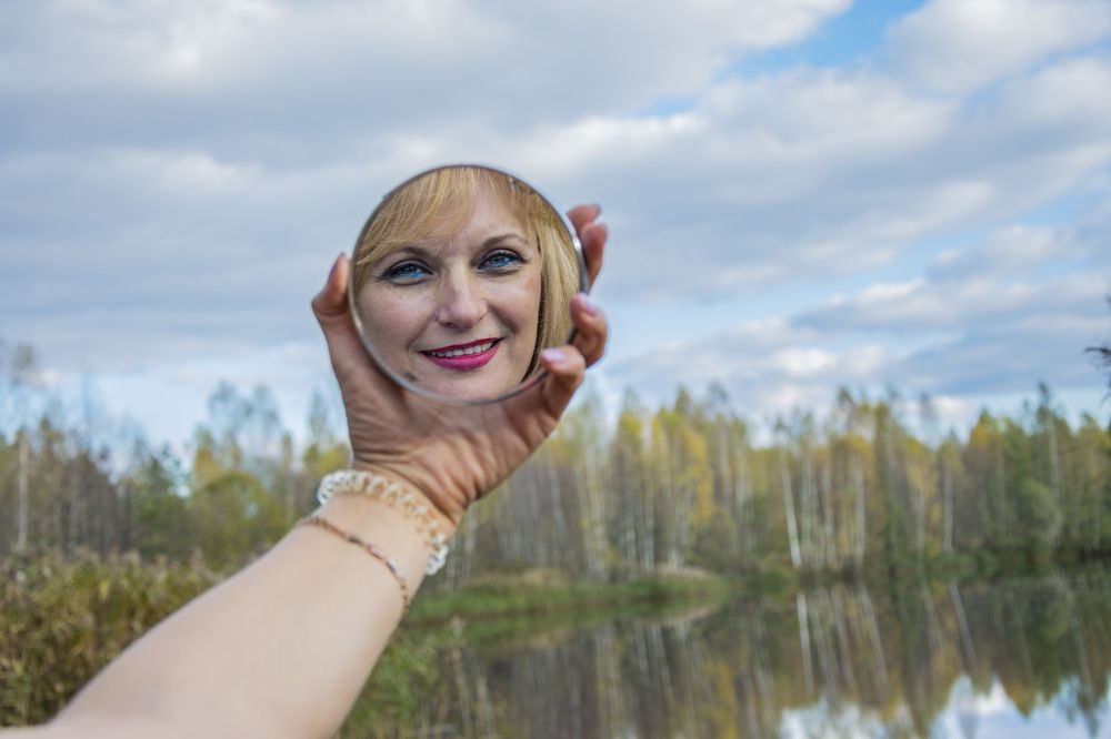 С ним приветливо шутила И, красуясь, говорила: «Свет мой, зеркальце! скажи Да всю правду доложи:
