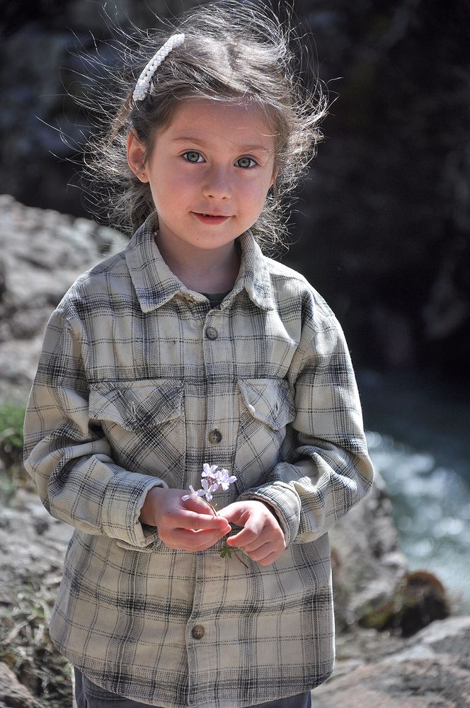 Девочка с цветком /Girl With The Flower