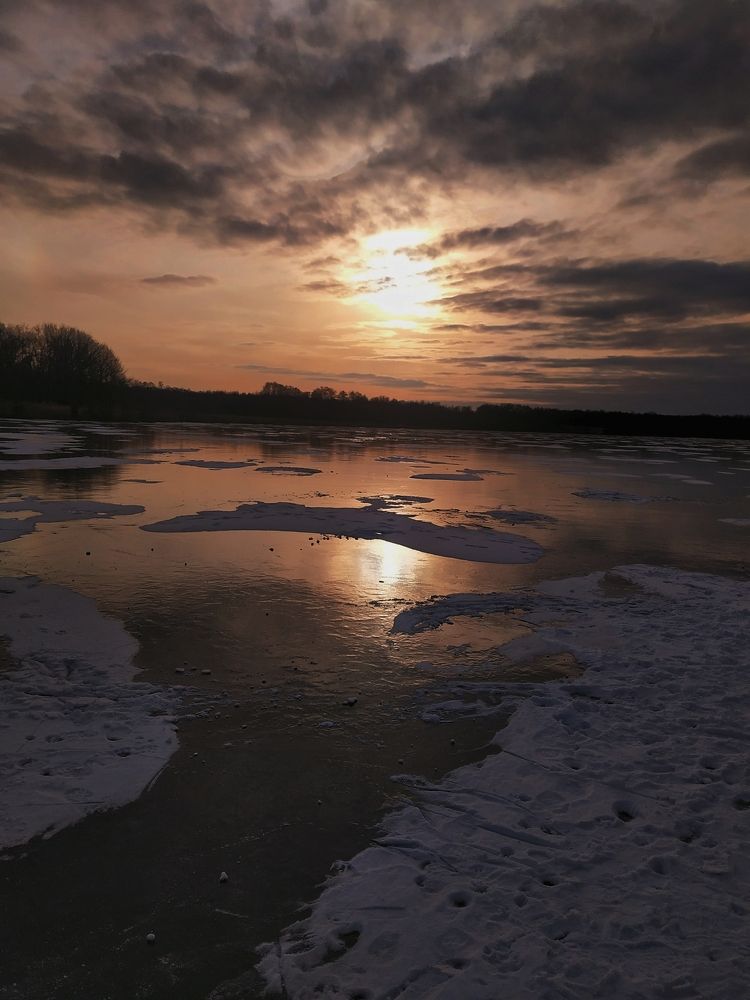 Закат на озере