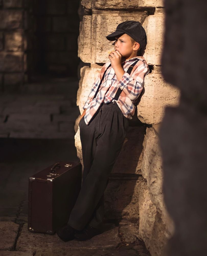 Мальчик с чемоданом.