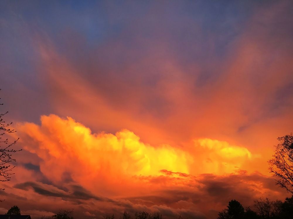 Играет  красками  заката  вечер, и прихотливо  изменяет  неба  полотно, вот вспыхивает солнца луч последний, и вдруг становится совсем темно…