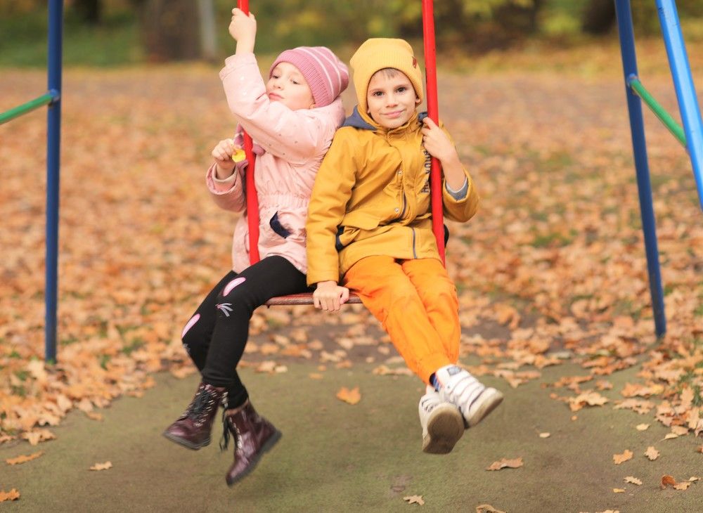 Двое на качелях...