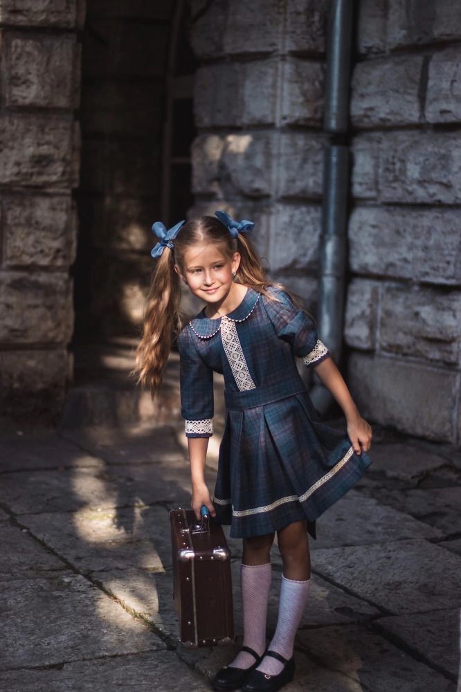 Девочка ждёт родителей.