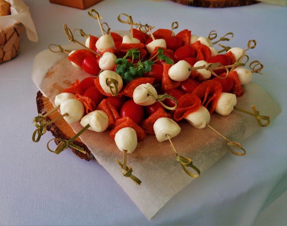 красные аппетитные канапе