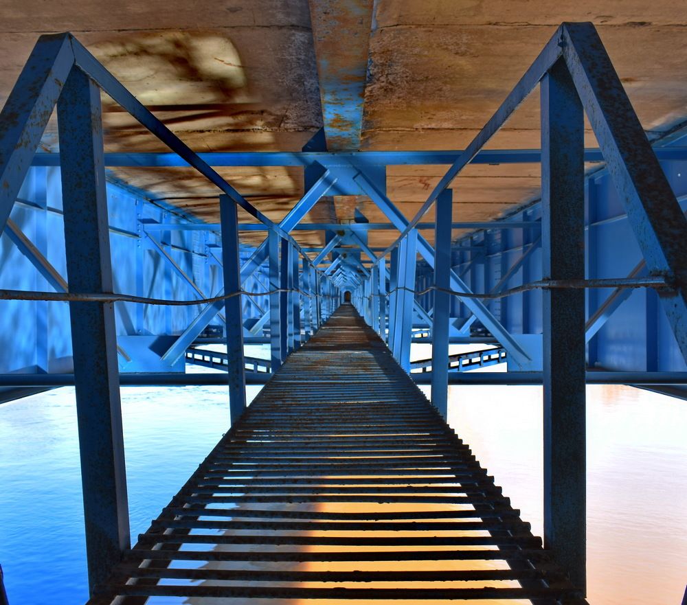 Под мостом.