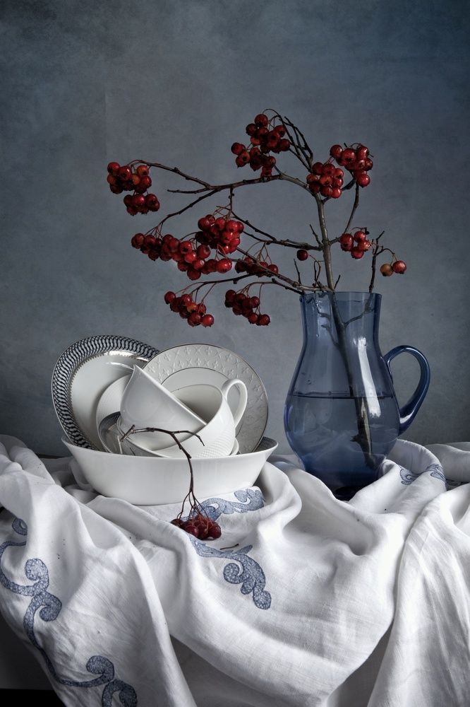 Боярышник в голубой вазе и белая посуда