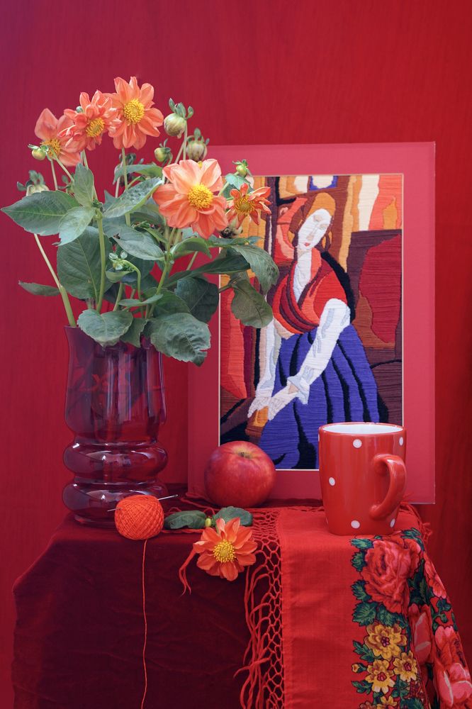 Георгины, Модильяни и женщина в красной шали.