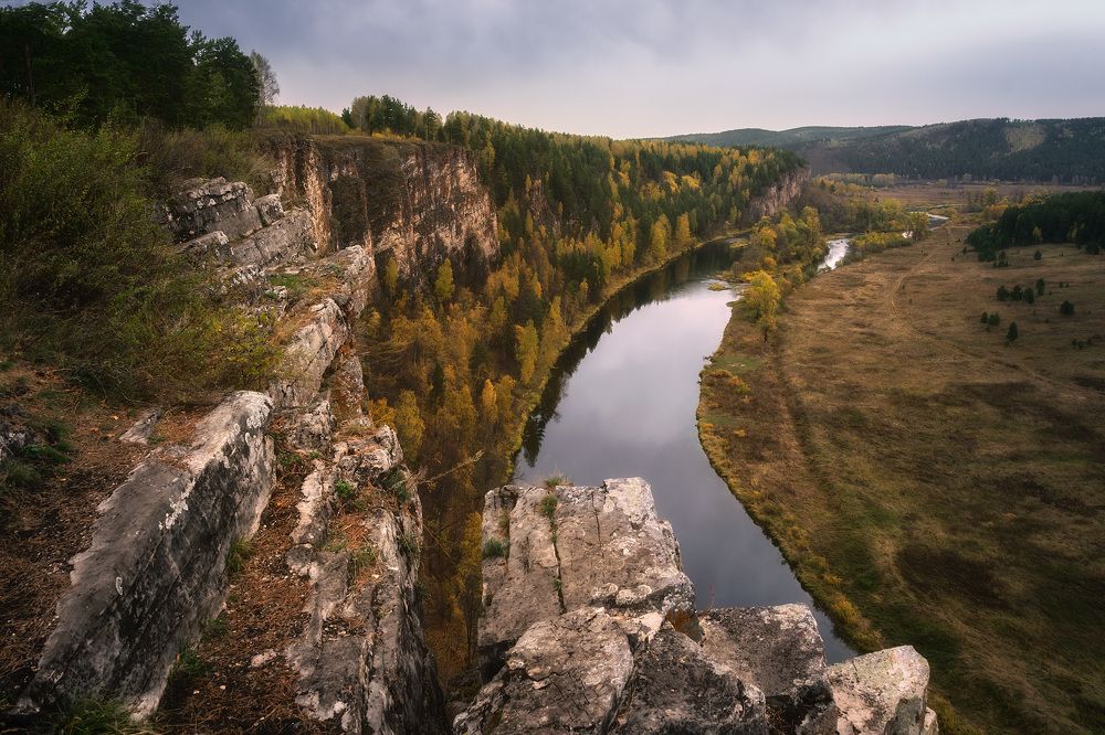 Осень землю осыпает красотой...