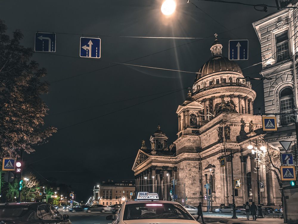 Питер из окна автомобиля на светофоре