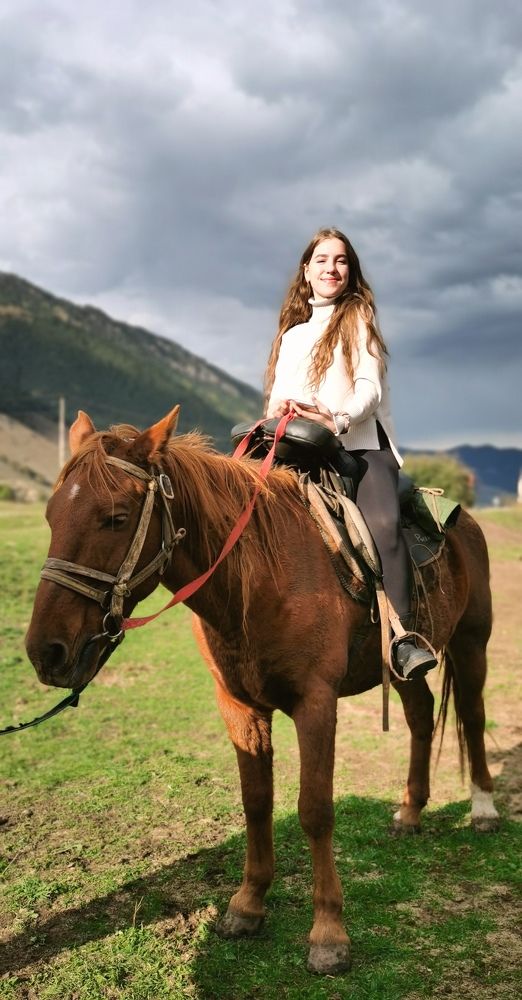 На коне. Портрет Маши.