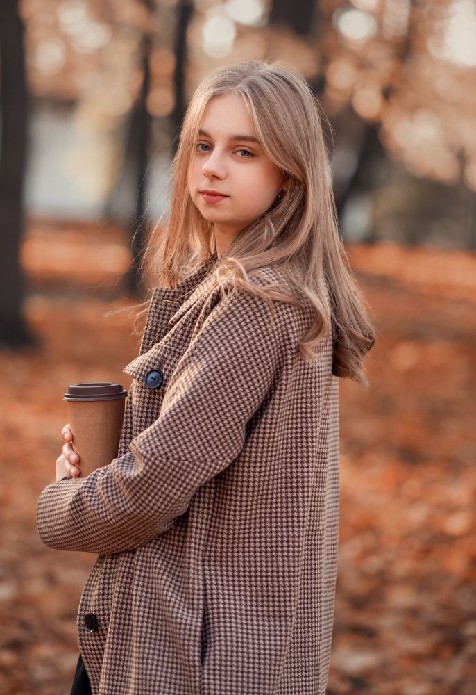 Прекрасная девушка Осень