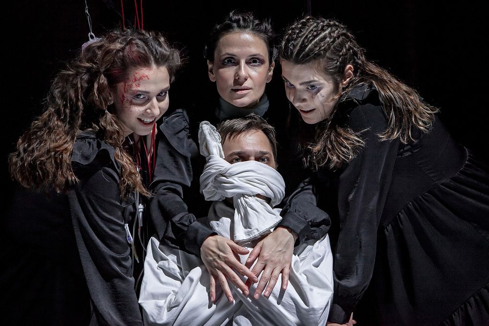 Сцена из спектакля «Макбет» московского театра «Школа драматического искусства».