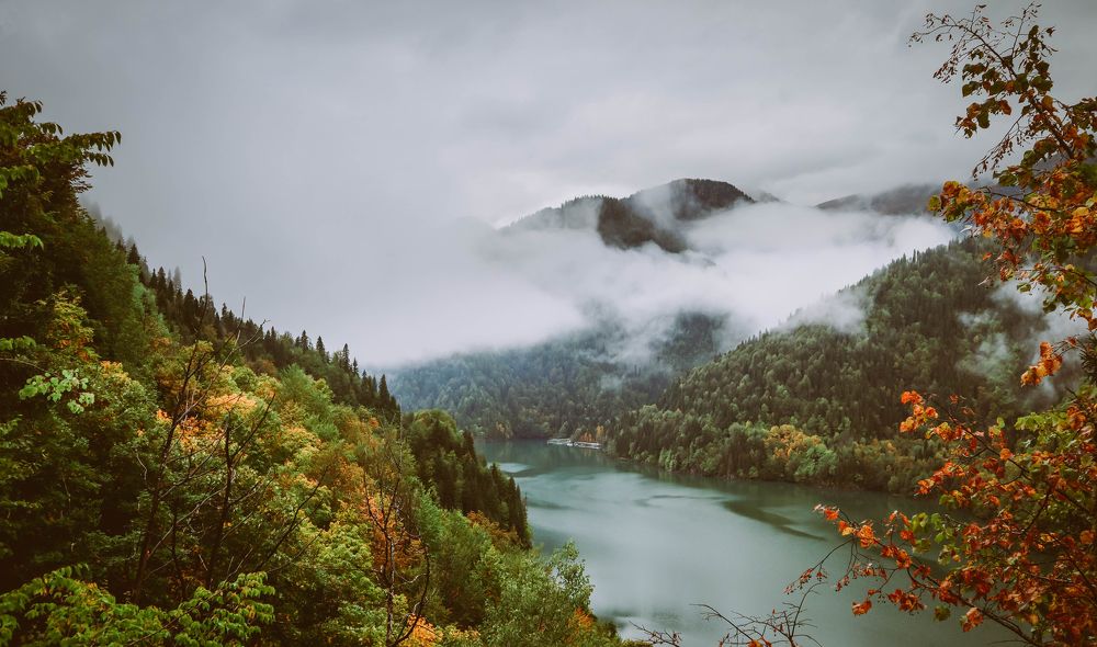 Озеро Рица осенью