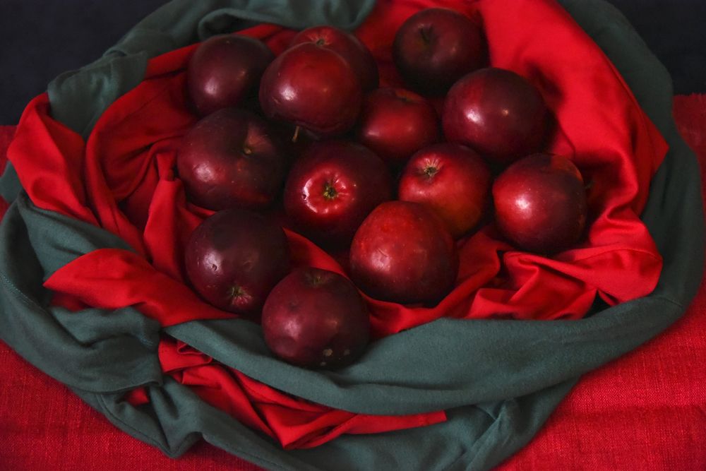 Натюрморт с красными яблоками