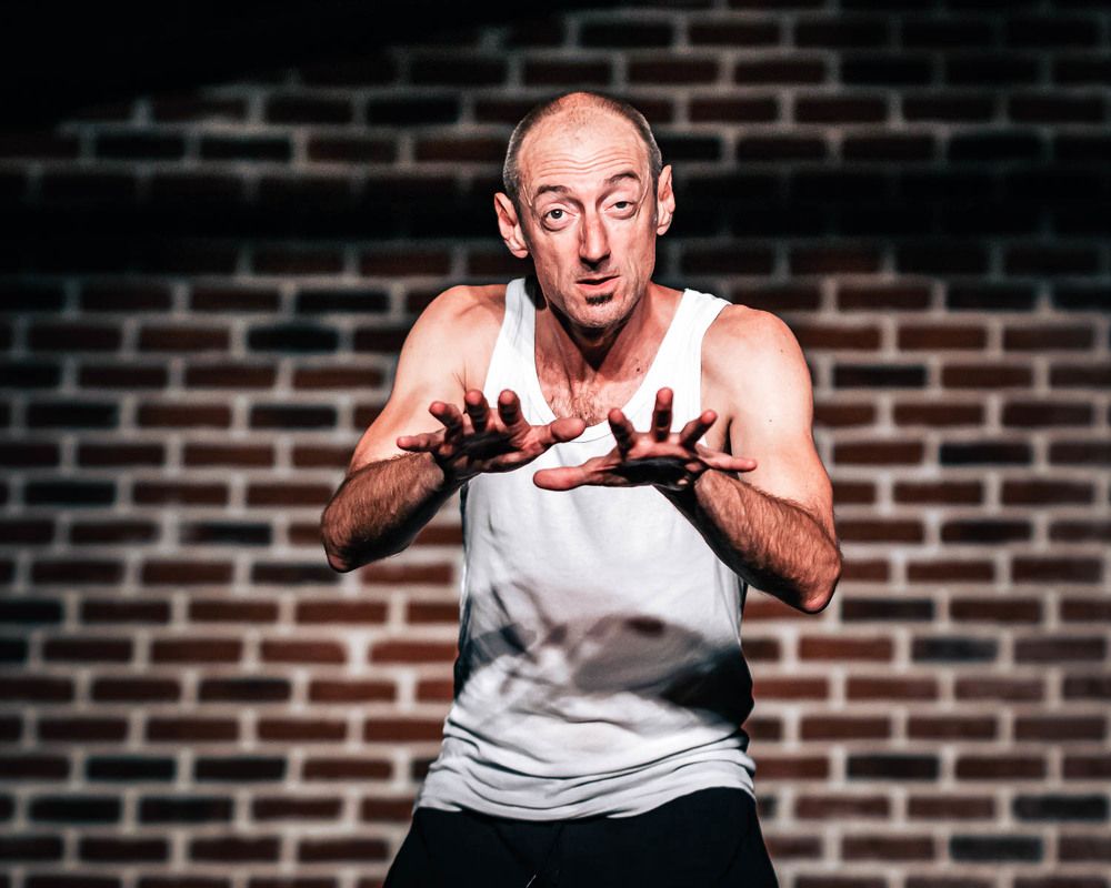 Et avec sa queue il frappe