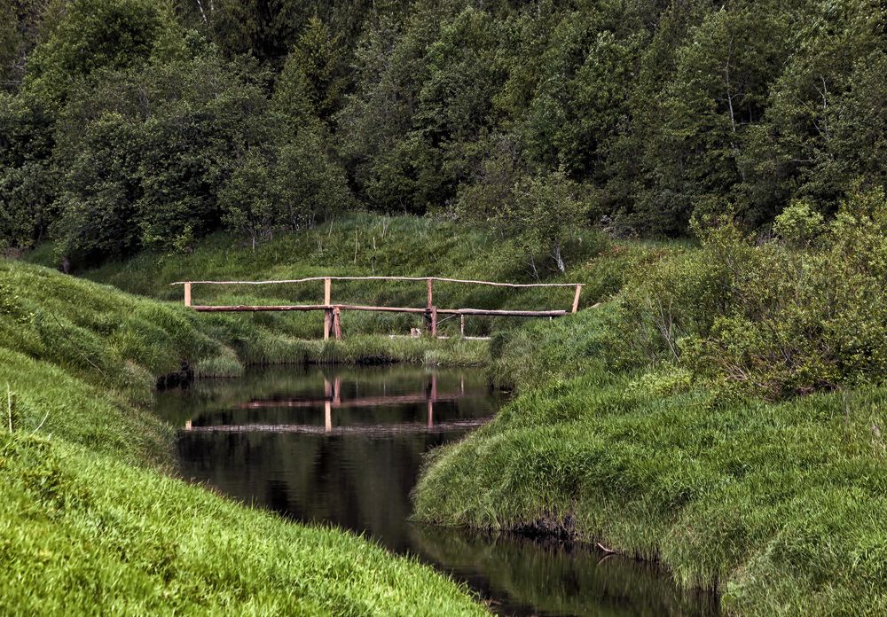 "В три жердочки березовый мосток..."