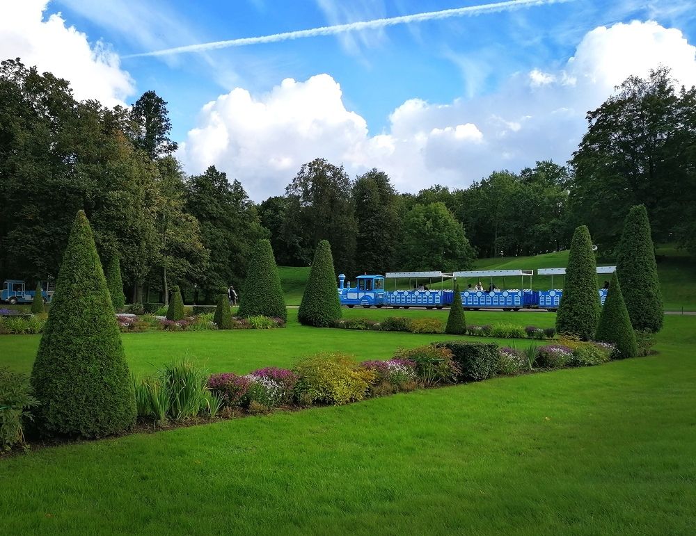 Аллея в Петергофе рядом с каскадом "Шахматная гора"