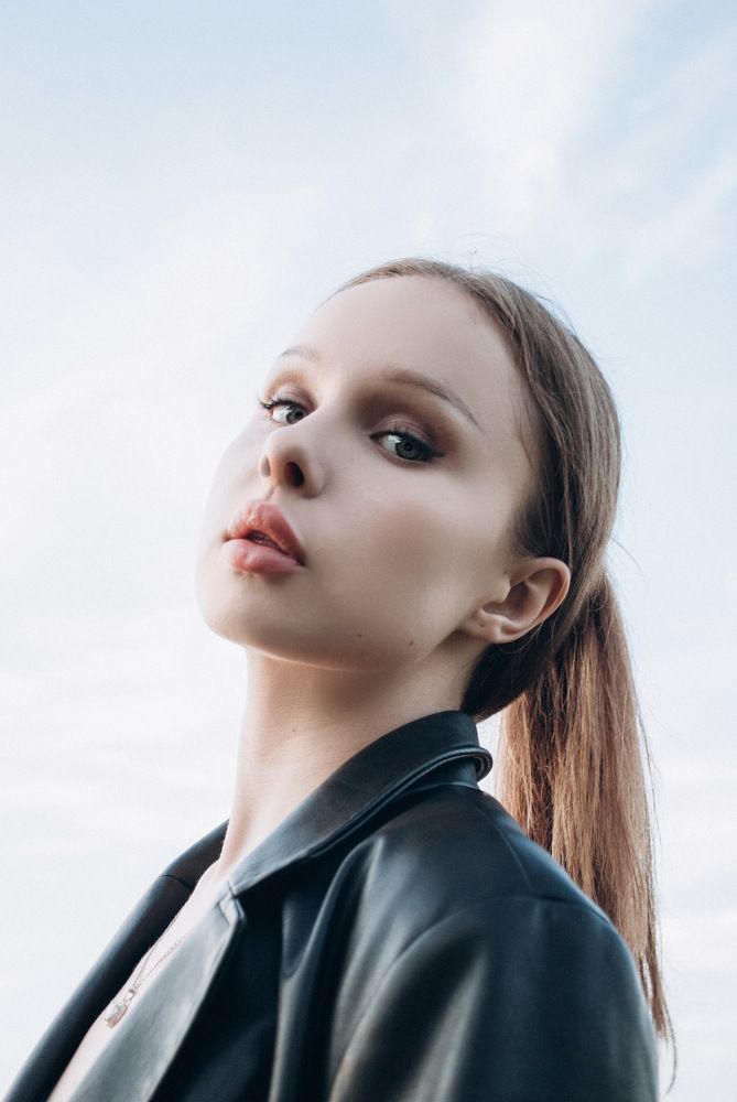 женский портрет в чистом небе