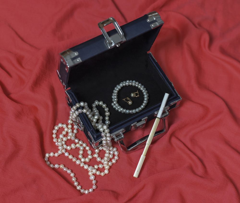 Красный шарфик... Жемчуг...Сумка...