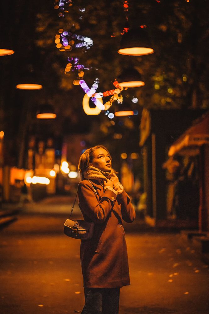 вечерняя прогулка в свете фонарей