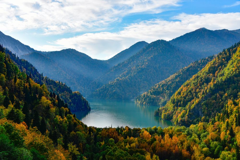 Зелёная вода под синей дымкой