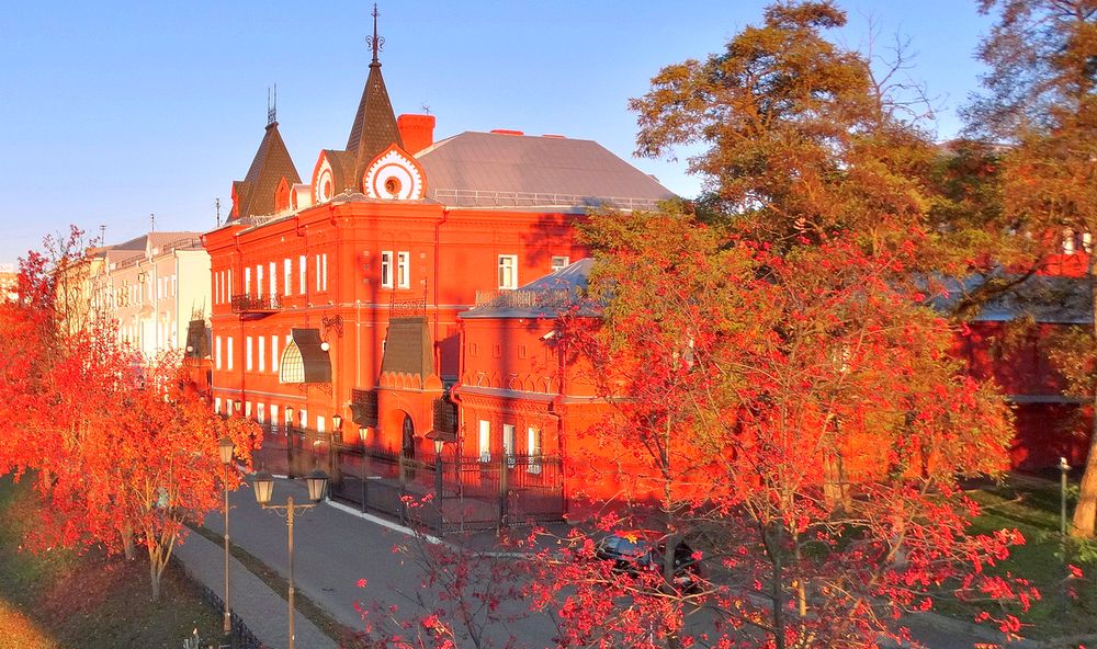 Здание ЦБ в Орле осенью